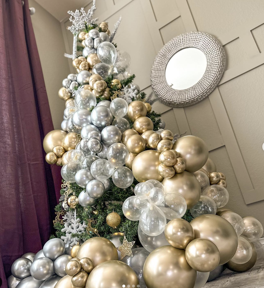 25 Balloon Christmas Tree Ideas: A vibrant and creative balloon Christmas tree constructed from various sizes of balloons arranged in a classic tree shape, with colorful mini balloon ornaments. The tree gives a festive and unique twist to traditional holiday decor.