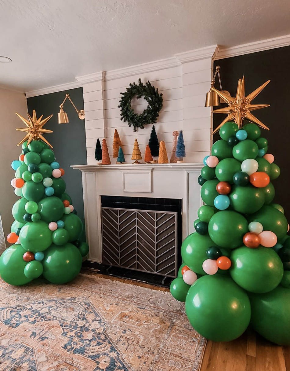 25 Balloon Christmas Tree Ideas: A vibrant and creative balloon Christmas tree constructed from various sizes of balloons arranged in a classic tree shape, with colorful mini balloon ornaments. The tree gives a festive and unique twist to traditional holiday decor.