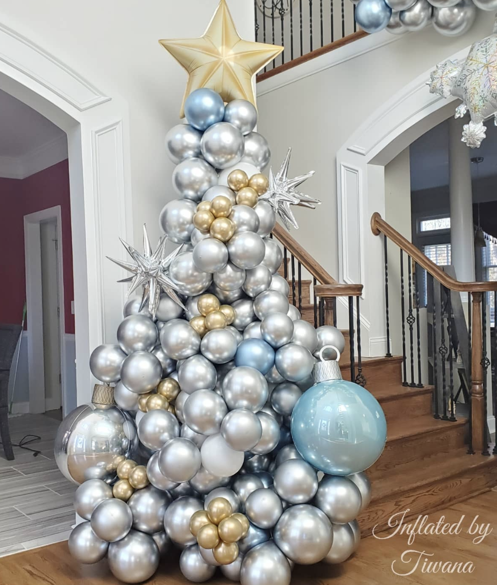 25 Balloon Christmas Tree Ideas: A vibrant and creative balloon Christmas tree constructed from various sizes of balloons arranged in a classic tree shape, with colorful mini balloon ornaments. The tree gives a festive and unique twist to traditional holiday decor.