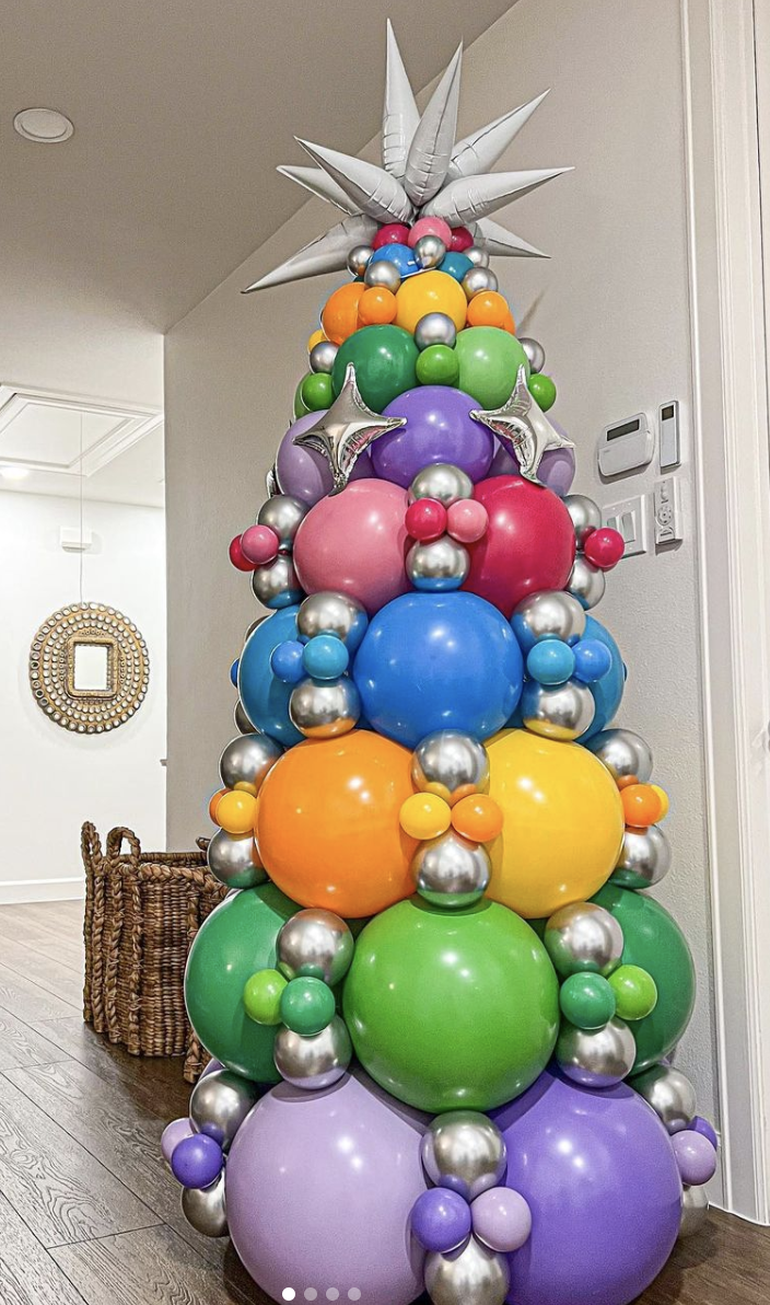 25 Balloon Christmas Tree Ideas: A vibrant and creative balloon Christmas tree constructed from various sizes of balloons arranged in a classic tree shape, with colorful mini balloon ornaments. The tree gives a festive and unique twist to traditional holiday decor.