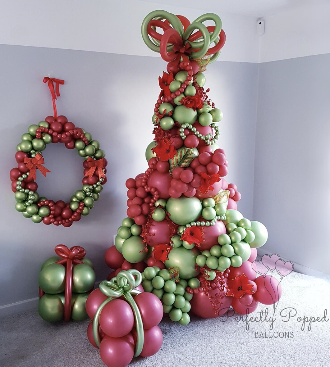 25 Balloon Christmas Tree Ideas: A vibrant and creative balloon Christmas tree constructed from various sizes of balloons arranged in a classic tree shape, with colorful mini balloon ornaments. The tree gives a festive and unique twist to traditional holiday decor.