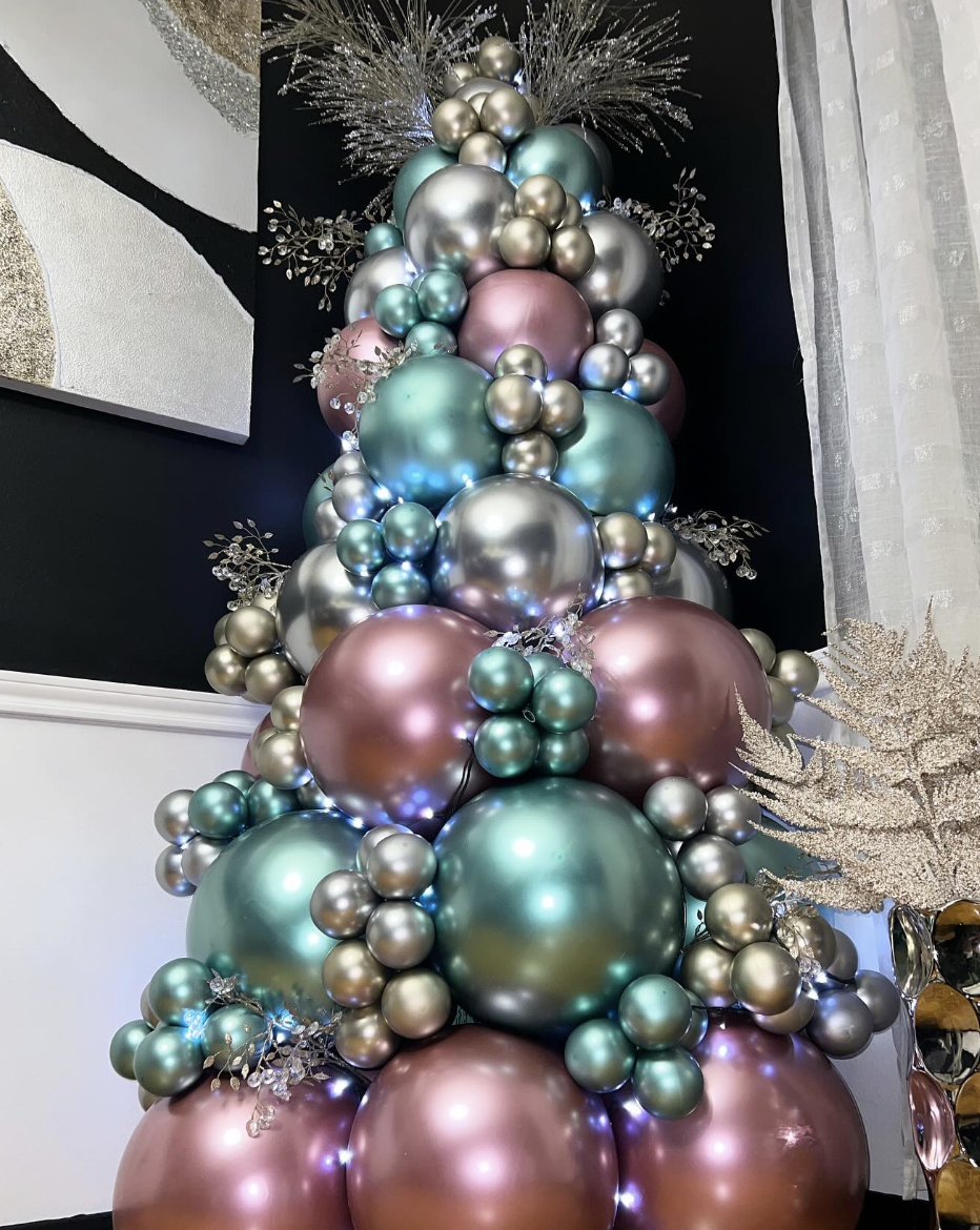 25 Balloon Christmas Tree Ideas: A vibrant and creative balloon Christmas tree constructed from various sizes of balloons arranged in a classic tree shape, with colorful mini balloon ornaments. The tree gives a festive and unique twist to traditional holiday decor.