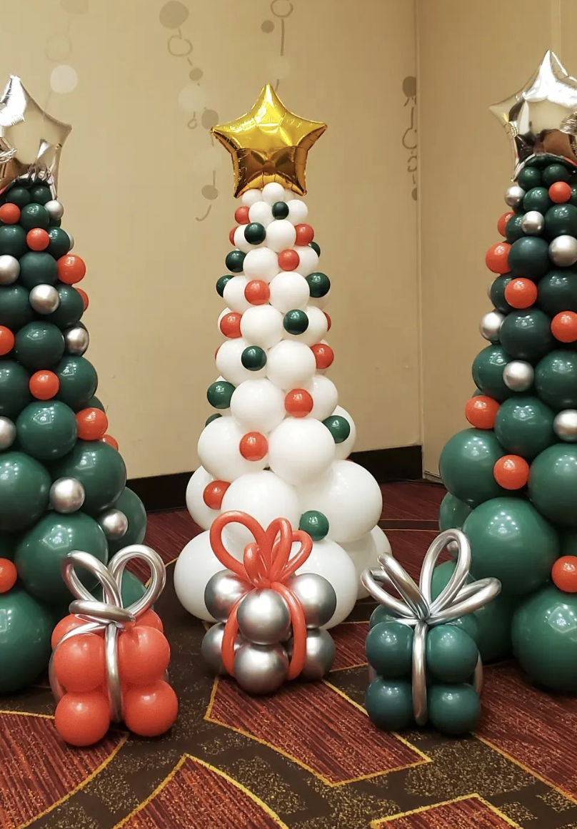 25 Balloon Christmas Tree Ideas: A vibrant and creative balloon Christmas tree constructed from various sizes of balloons arranged in a classic tree shape, with colorful mini balloon ornaments. The tree gives a festive and unique twist to traditional holiday decor.