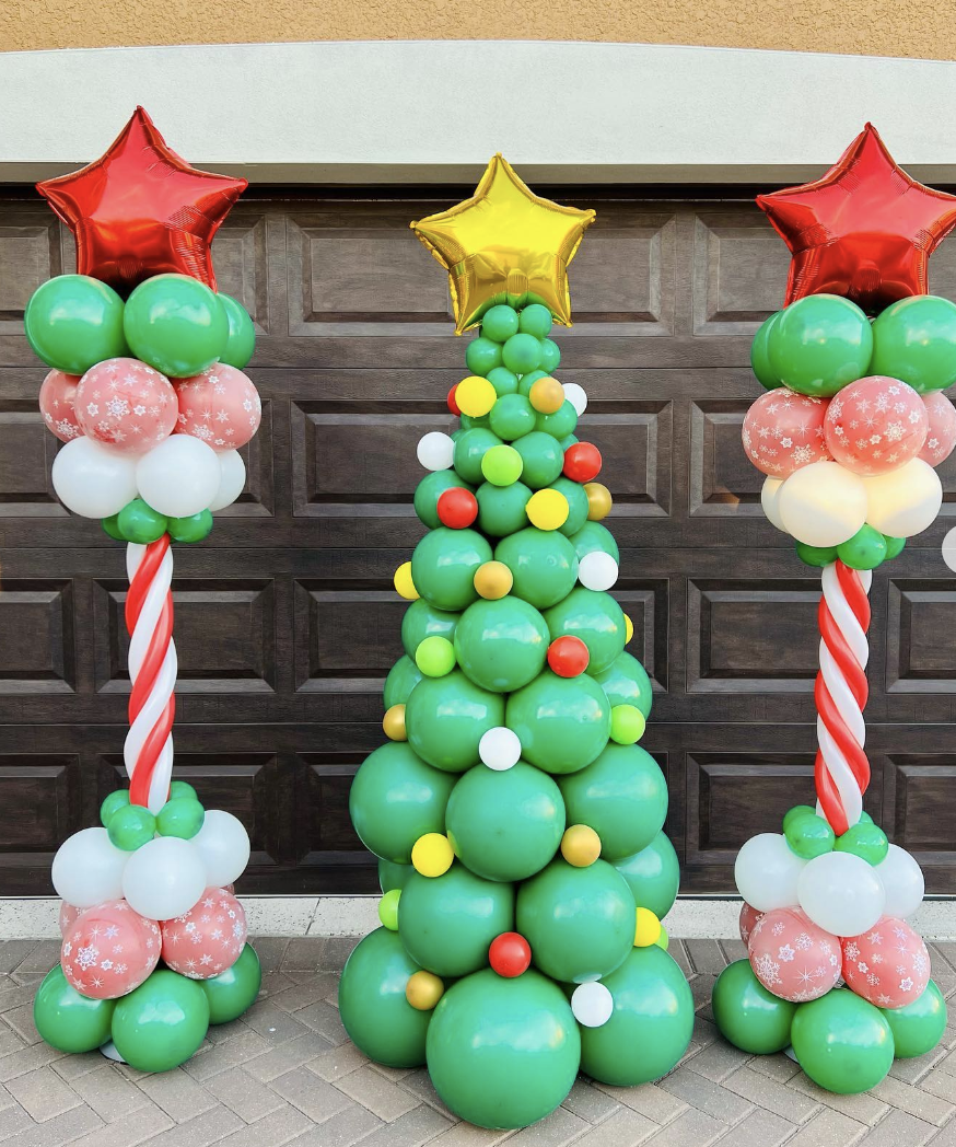 25 Balloon Christmas Tree Ideas: A vibrant and creative balloon Christmas tree constructed from various sizes of balloons arranged in a classic tree shape, with colorful mini balloon ornaments. The tree gives a festive and unique twist to traditional holiday decor.