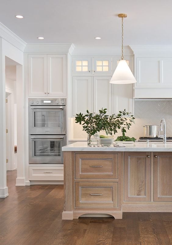 Explore our beginner-friendly guide to kitchen design that marries form and function. Discover how to create a beautifully stylish and personalized cooking haven that truly becomes the heart of your home.