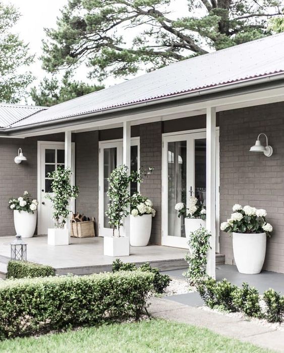Get ready to transform your front porch into the neighborhood's showpiece! Dive into our laid-back guide full of pro tips to boost your curb appeal with style and charm. No jargon, just good vibes and great front porch decor ideas. 🏡✨