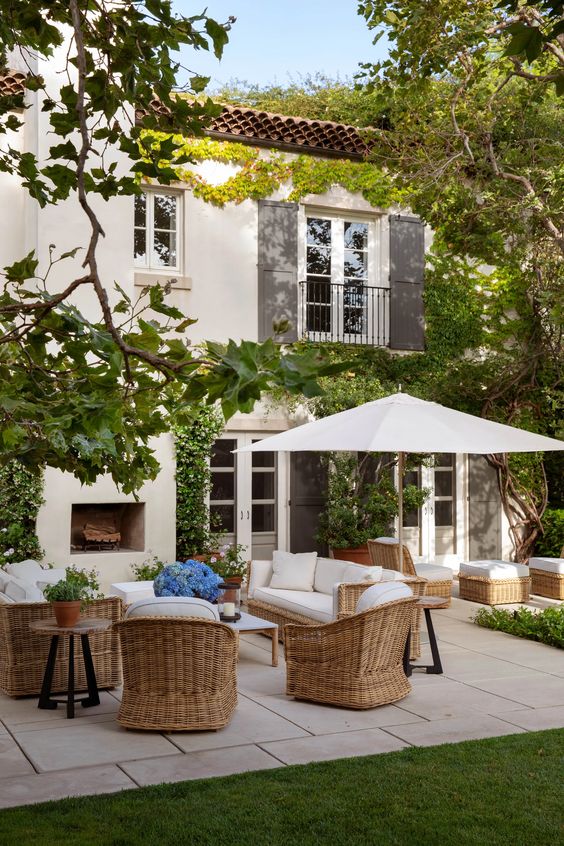Discover 10 stunning patio ideas to transform your outdoor space into the ultimate retreat! From cozy corners to vibrant entertainment zones, find your inspiration here. 🌿✨