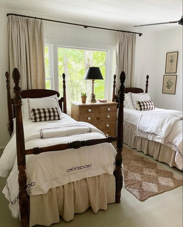 17 Charming Antique Twin Beds for a Vintage-Inspired Bedroom