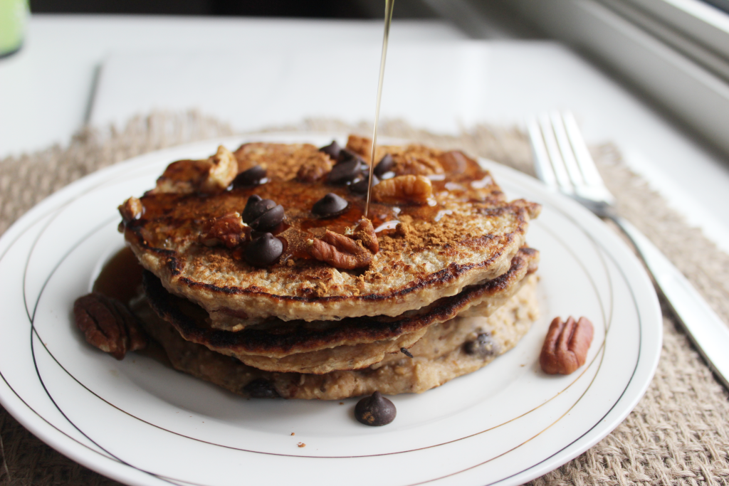 Sprinkled with cinnamon, chocolate chips, and maple syrup, these peanut butter and pecan pancakes are a delicious and healthy breakfast