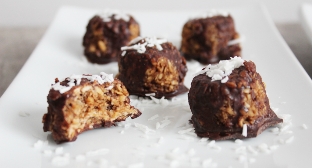 Coffee Bean Snack-a-roons; a easy vegan and gluten free recipe filled with coffee and chocolate flavours. Enjoy this energy ball snack anytime of the day!