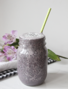 Berry Lemon Smoothie; Light and delicious, vegan and gluten free, packed with healthy raspberries, blueberries, spinach, protein powder, with a hit of citrus lemon.