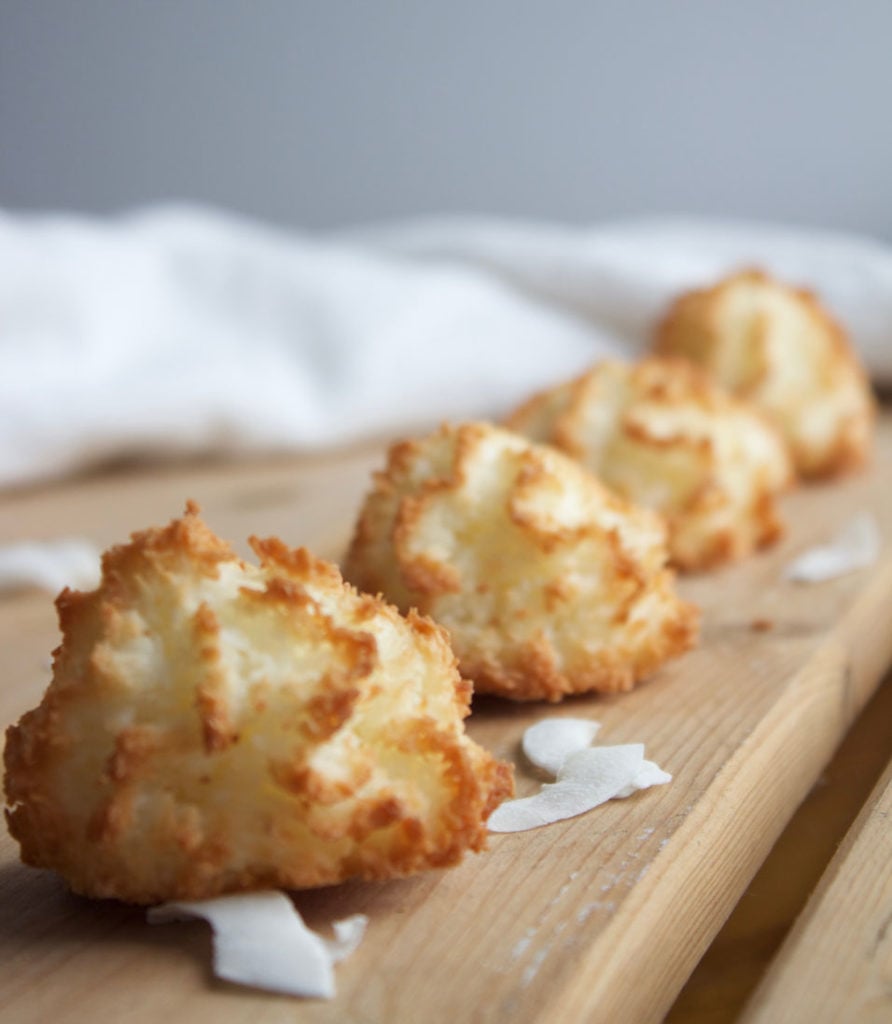 These vegan coconut vanilla macaroons are the perfect guilt-free treat
