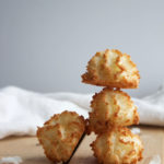 Vegan Vanilla Macaroons - Gluten Free and Dairy Free easy to make dessert and snack! Homemade with natural sugar! www.nikkisplate.com
