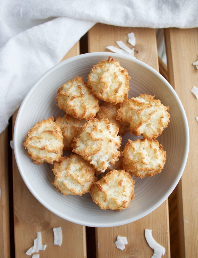 These sweet coconut and vanilla macaroons are vegan and gluten free