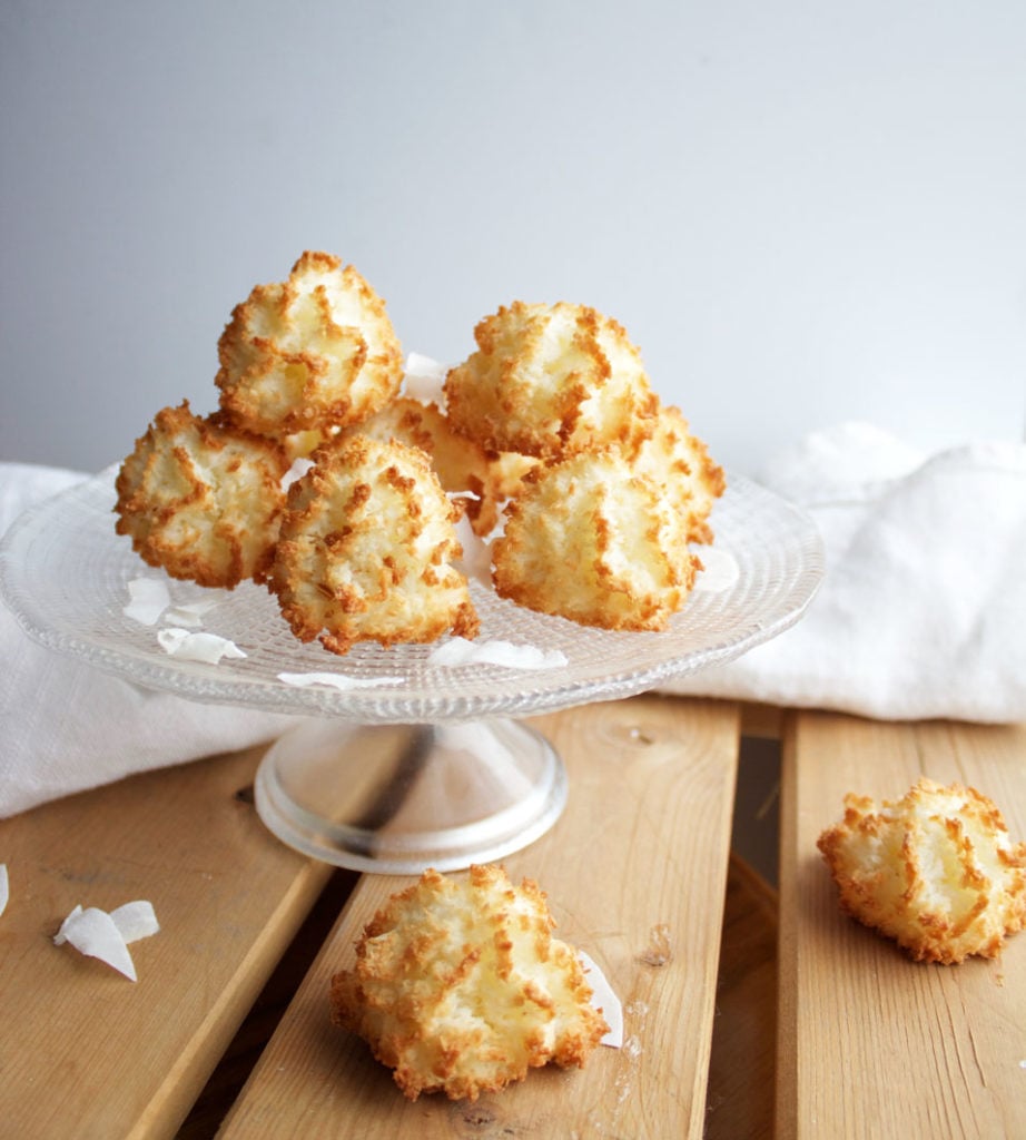 these light and fluffy coconut vanilla macaroons are vegan, for the perfect guilt-free treat
