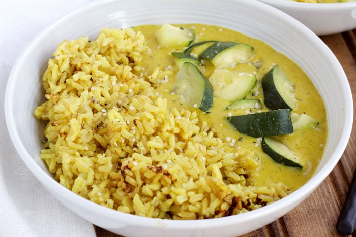 4 Ingredient Coconut Curry Rice - {vegan, gluten free, dairy free, healthy} www.nikkisplate.com