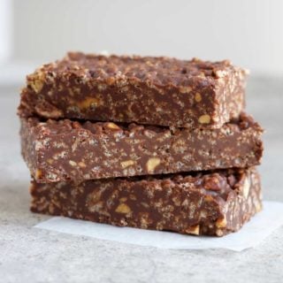 4 Ingredient Chocolate Vegan Crunch Bars - These quick and easy snack bars (or dessert) are naturally gluten free, vegan, dairy free - www.nikkisplate.com