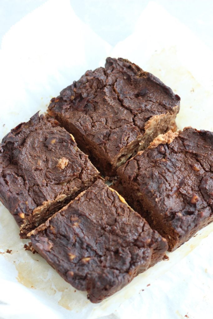 Pumpkin Spice Brownies pumpkin spice, brownies, recipe, 4 ingredients, low carb, healthy, vegan, gluten free, dairy free, flourless, dessert, chocolate, autumn, fall, halloween - Nikki's Plate www.nikkisplate.com