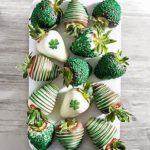 Green Chocolate Covered Strawberries || 16 St Patrick's Day Healthy Recipes || Nikki's Plate