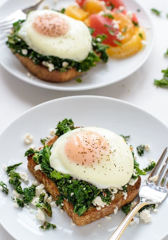 This kale egg toast is a healthy, filling breakfast that gives you protein and greens in one flavorful breakfast.