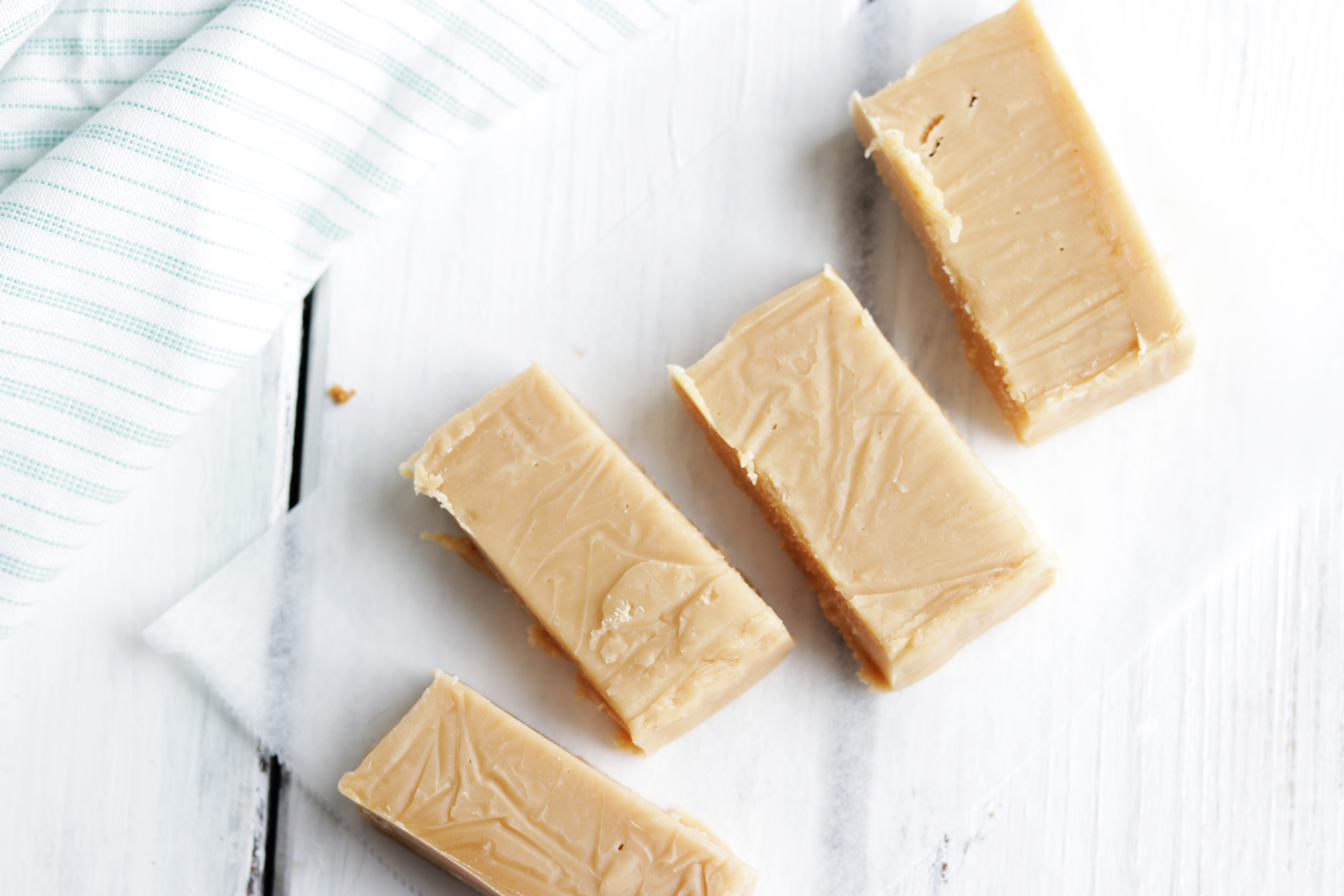 Healthy Peanut Butter Caramel Fudge; 4 ingredient healthier version of our favourite peanut butter and caramel fudge. Quick and easy sweet treat that is made with natural, plant based ingredients. Coconut butter, natural smooth peanut butter, medjool dates and maple syrup. So simple yet it will please every sweet tooth out there!