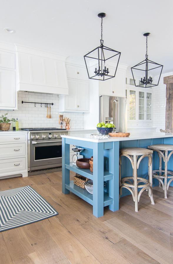 Friday Favourites; including my dream house, favourite new kitchen must have, and recipe much more! White and blue lake house kitchen