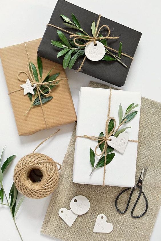 This all-natural, rustic gift wrapping is perfect for those who love the neutral, minimalist look