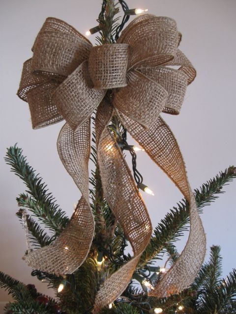 This rustic burlap bow Christmas tree topper is a great way to tie together the style of your Christmas tree decor