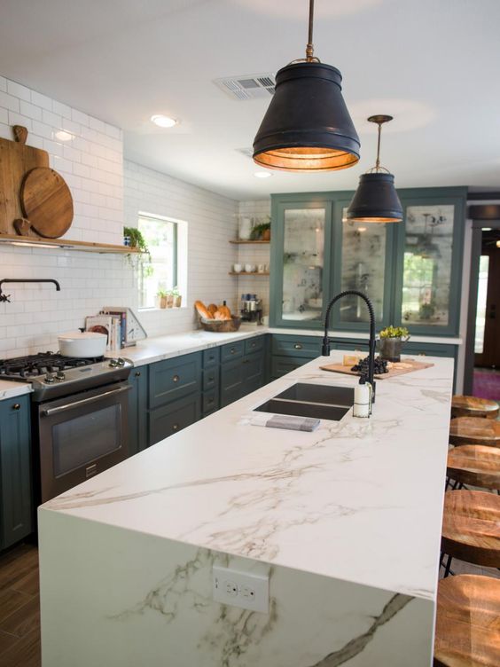 15 Best Kitchens by Joanna Gaines - A round up post of the best kitchens by Joanna Gaines! HGTV's Fixer Upper designer. Country rustic and modern charm. Kitchen renovations. #Joannegaines #HGTV #fixerupper #kitchens