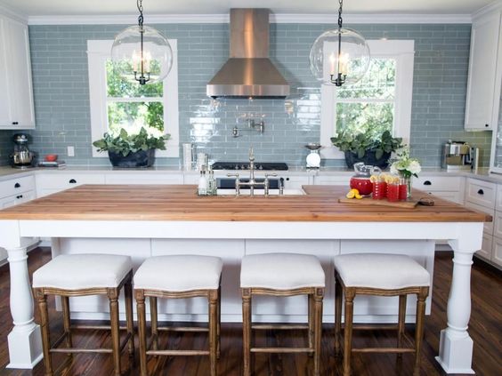 15 Best Kitchens by Joanna Gaines - A round up post of the best kitchens by Joanna Gaines! HGTV's Fixer Upper designer. Country rustic and modern charm. Kitchen renovations. #Joannegaines #HGTV #fixerupper #kitchens