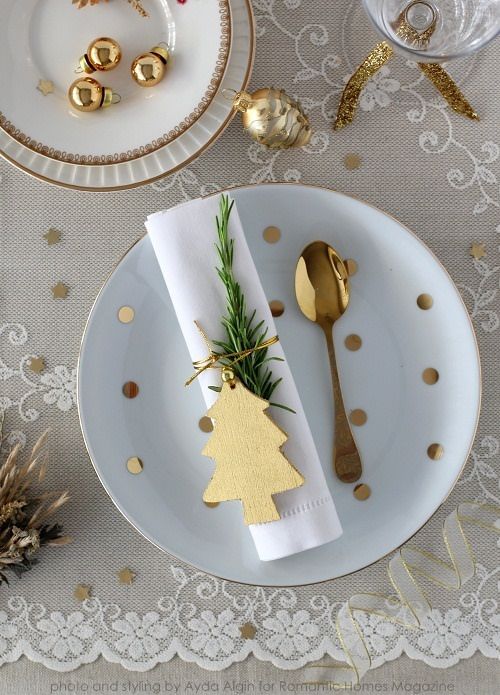 I love these white and gold Christmas place settings! They're simple and easy to put together for a holiday dinner.