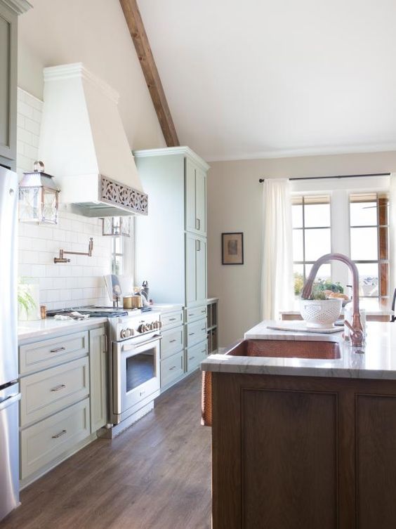 15 Best Kitchens by Joanna Gaines - A round up post of the best kitchens by Joanna Gaines! HGTV's Fixer Upper designer. Country rustic and modern charm. Kitchen renovations. #Joannegaines #HGTV #fixerupper #kitchens