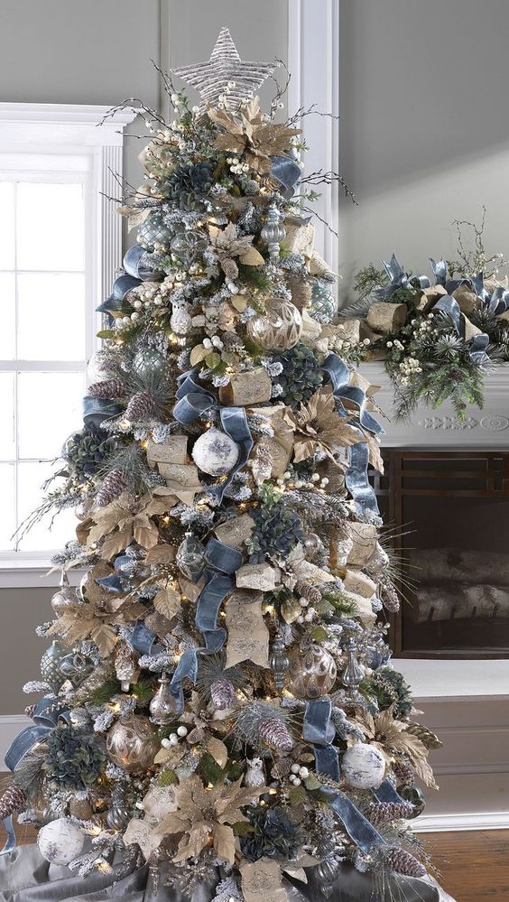 This Christmas tree really made use of all different kinds of gorgeous ribbon for their tree! From rustic to sparkling, it's all there!