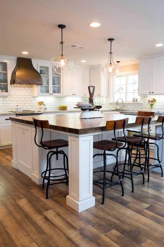 15 Best Kitchens by Joanna Gaines - A round up post of the best kitchens by Joanna Gaines! HGTV's Fixer Upper designer. Country rustic and modern charm. Kitchen renovations. #Joannegaines #HGTV #fixerupper #kitchens