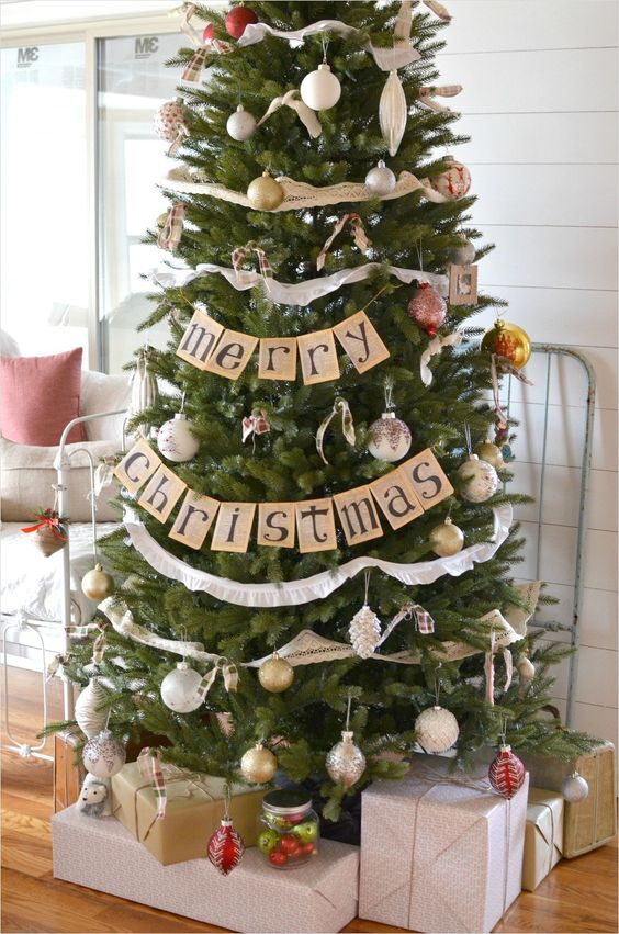 Christmas tree garland is a great way to add personal style to your Christmas tree! You can even make your own like this Merry Christmas banner garland