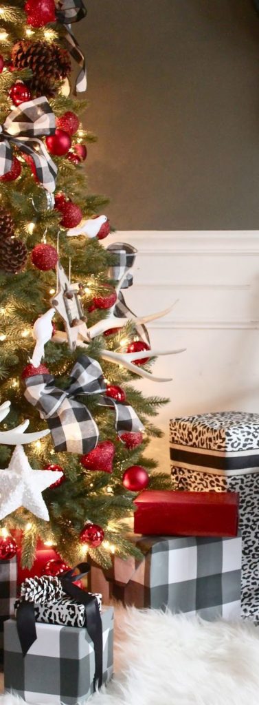 These buffalo checker bows add a country chic touch to this festive Christmas tree