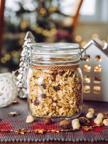 This handmade roasted granola Mason jar gift is a delicious and wholesome treat that’s perfect for the holidays or any time of year. Packed with oats, nuts, and raisins, it’s a healthy yet indulgent DIY gift your friends and family will love. Add a festive ribbon or tag for a simple, rustic finishing touch.