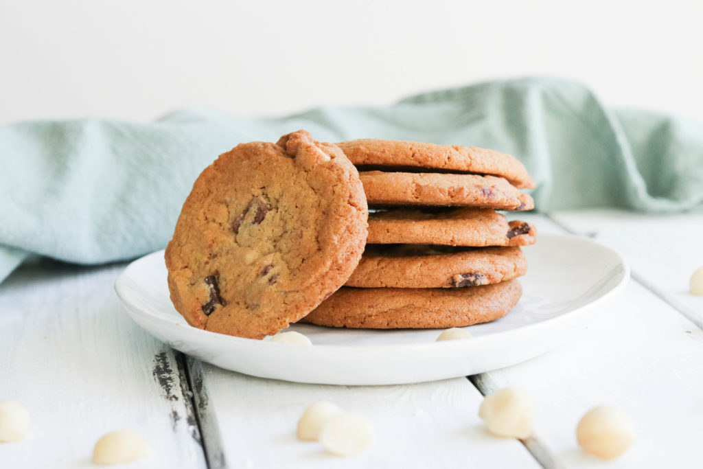 Chocolate Chunk Macadamia Cookies {GF + Vegan}; soft gluten free and vegan cookies. Made with oat flour, coconut oil, chunks of dark chocolate and macadamia nuts. Perfect treat, snack and dessert all in one! #vegan #cookies #glutenfree