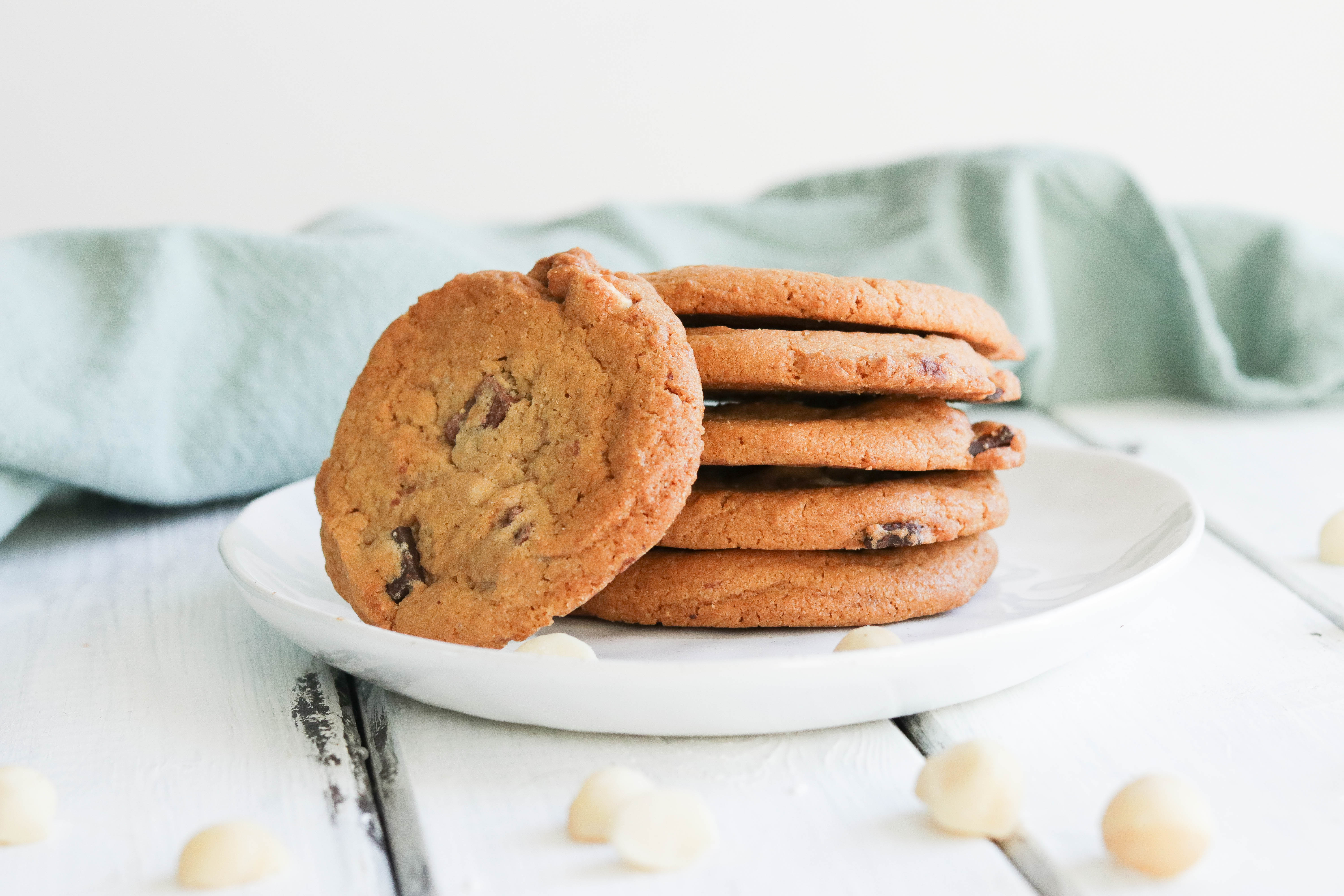 Chocolate Chunk Macadamia Cookie {GF + Vegan}; soft gluten free and vegan cookies. Made with oat flour, coconut oil, chunks of dark chocolate and macadamia nuts. Perfect treat, snack and dessert all in one! #vegan #cookies #glutenfree