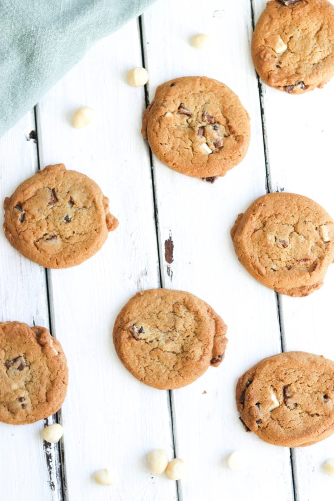 Chocolate Chunk Macadamia Cookies {GF + Vegan}; soft gluten free and vegan cookies. Made with oat flour, coconut oil, chunks of dark chocolate and macadamia nuts. Perfect treat, snack and dessert all in one! #vegan #cookies #glutenfree