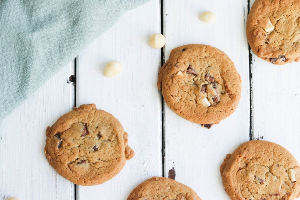 Chocolate Chunk Macadamia Cookies {GF + Vegan}; soft gluten free and vegan cookies. Made with oat flour, coconut oil, chunks of dark chocolate and macadamia nuts. Perfect treat, snack and dessert all in one! #vegan #cookies #glutenfree