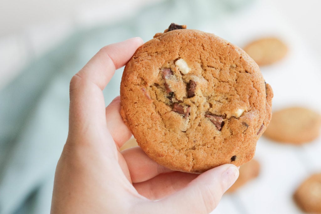 Chocolate Chunk Macadamia Cookies {GF + Vegan}; soft gluten free and vegan cookies. Made with oat flour, coconut oil, chunks of dark chocolate and macadamia nuts. Perfect treat, snack and dessert all in one!
