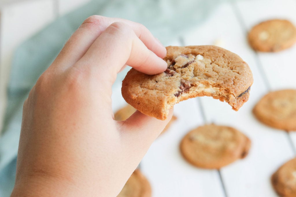 Chocolate Chunk Macadamia Cookies {GF + Vegan}; soft gluten free and vegan cookies. Made with oat flour, coconut oil, chunks of dark chocolate and macadamia nuts. Perfect treat, snack and dessert all in one! #vegan #cookies #glutenfree