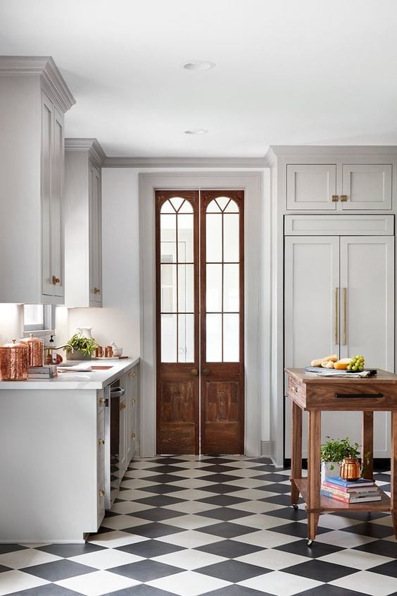 15 Best Kitchens by Joanna Gaines - A round up post of the best kitchens by Joanna Gaines! HGTV's Fixer Upper designer. Country rustic and modern charm. Kitchen renovations. #Joannegaines #HGTV #fixerupper #kitchens