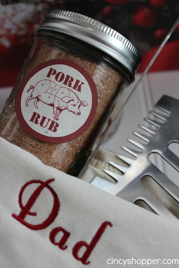 This mason jar spice mix is a perfect gift for the dad who loves to cook and grill!