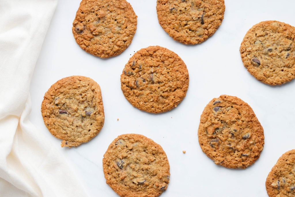 These oatmeal walnut cookies are gluten free yet extra soft. Adding an extra crunch to the traditional oatmeal cookie by adding in nutty texture of walnuts. And of course I couldn't leave out chocolate chips.