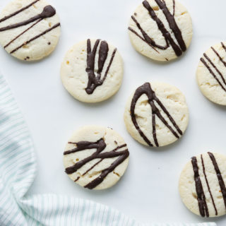 Sugar Free Cookies {Vegan + Gluten Free} || Soft and delicious gluten free and vegan sugar cookies with a dark chocolate drizzle. Taking this holiday cookie to a new healthier level. Quick and easy to make. Please the entire family! #sugarcookies #holidaycookies #christmasbaking #glutenfree #vegan || Nikki's Plate