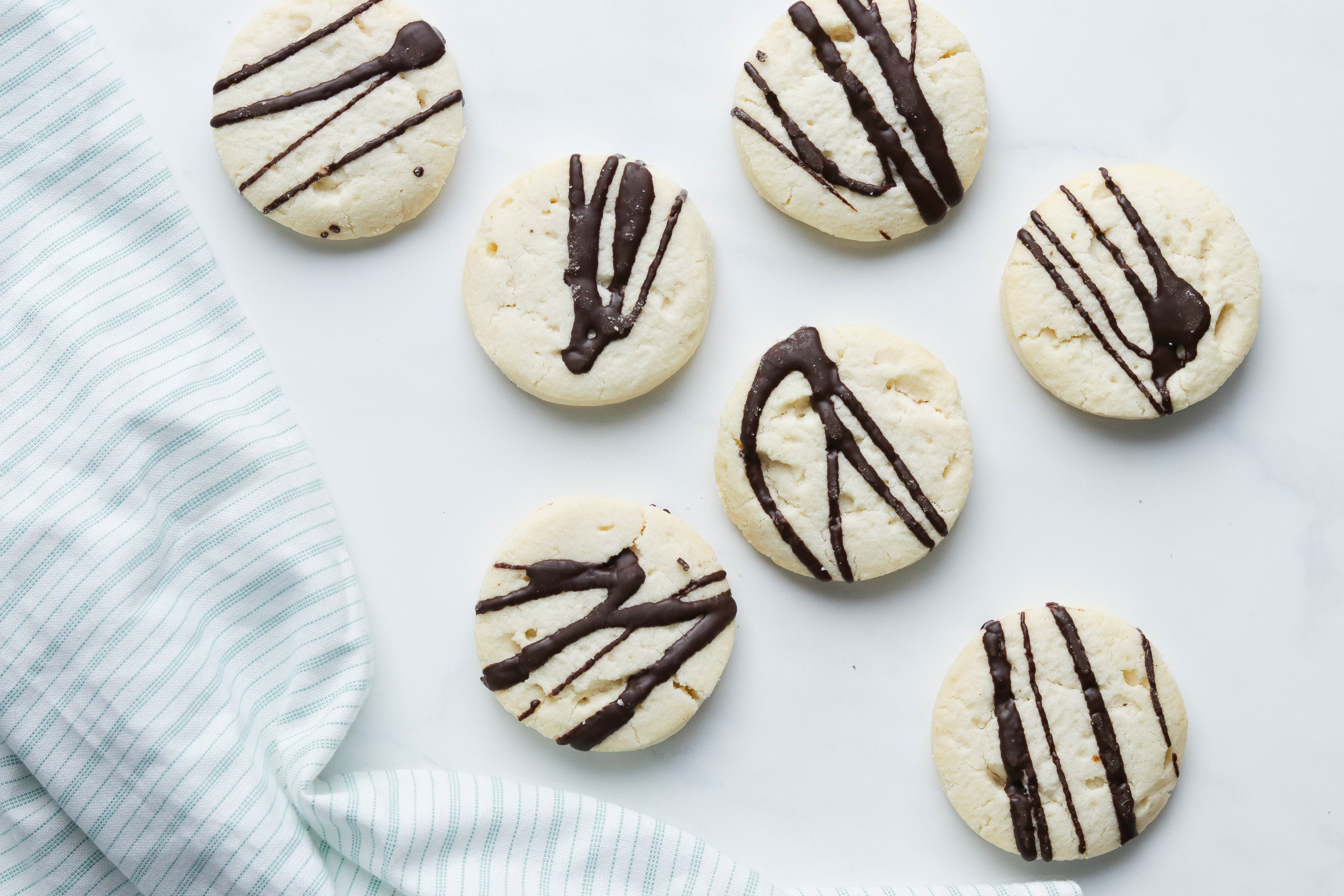 Sugar Free Cookies {Vegan + Gluten Free} || Soft and delicious gluten free and vegan sugar cookies with a dark chocolate drizzle. Taking this holiday cookie to a new healthier level. Quick and easy to make. Please the entire family! #sugarcookies #holidaycookies #christmasbaking #glutenfree #vegan || Nikki's Plate