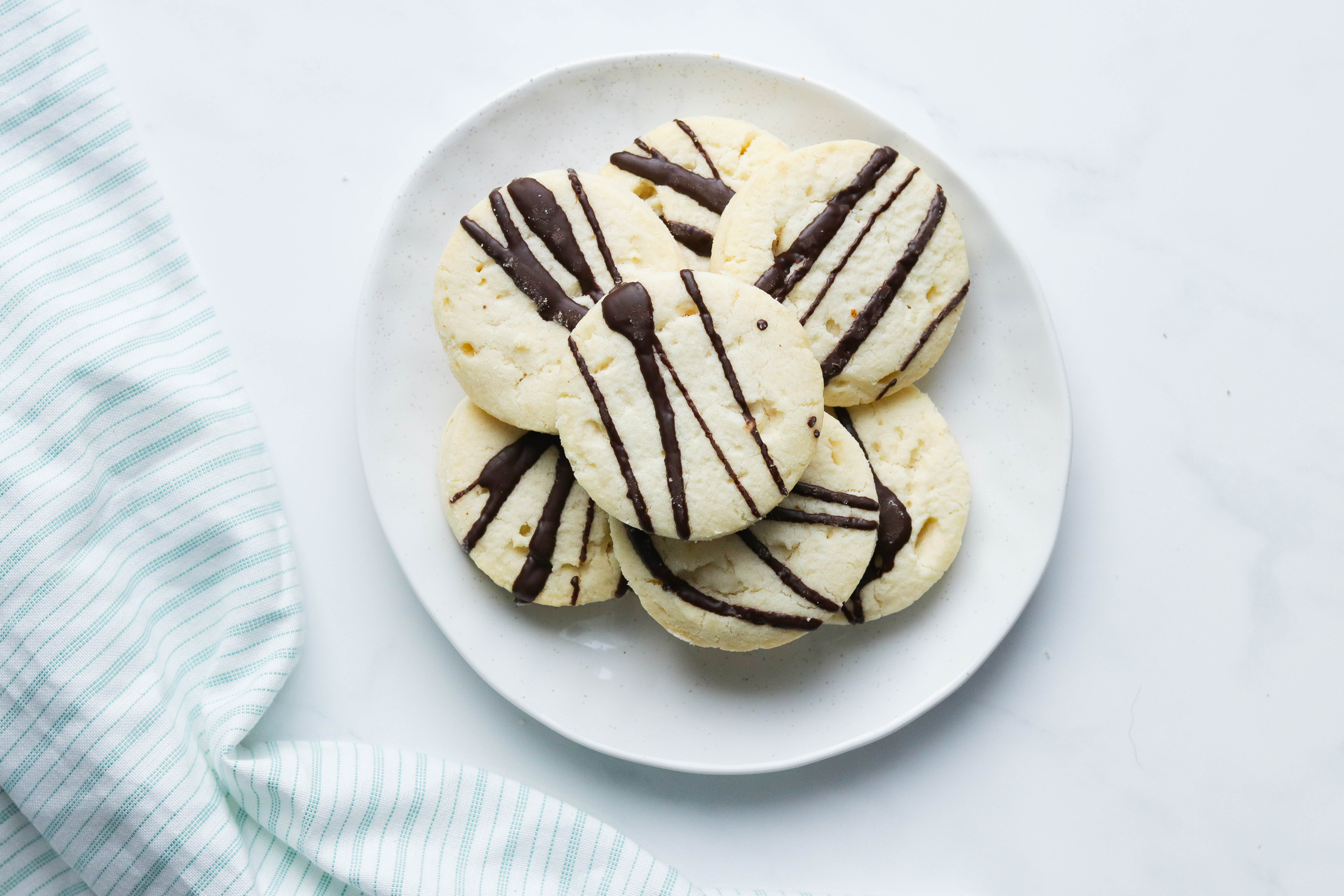 Sugar Free Cookies {Vegan + Gluten Free} || Soft and delicious gluten free and vegan sugar cookies with a dark chocolate drizzle. Taking this holiday cookie to a new healthier level. Quick and easy to make. Please the entire family! #sugarcookies #holidaycookies #christmasbaking #glutenfree #vegan || Nikki's Plate