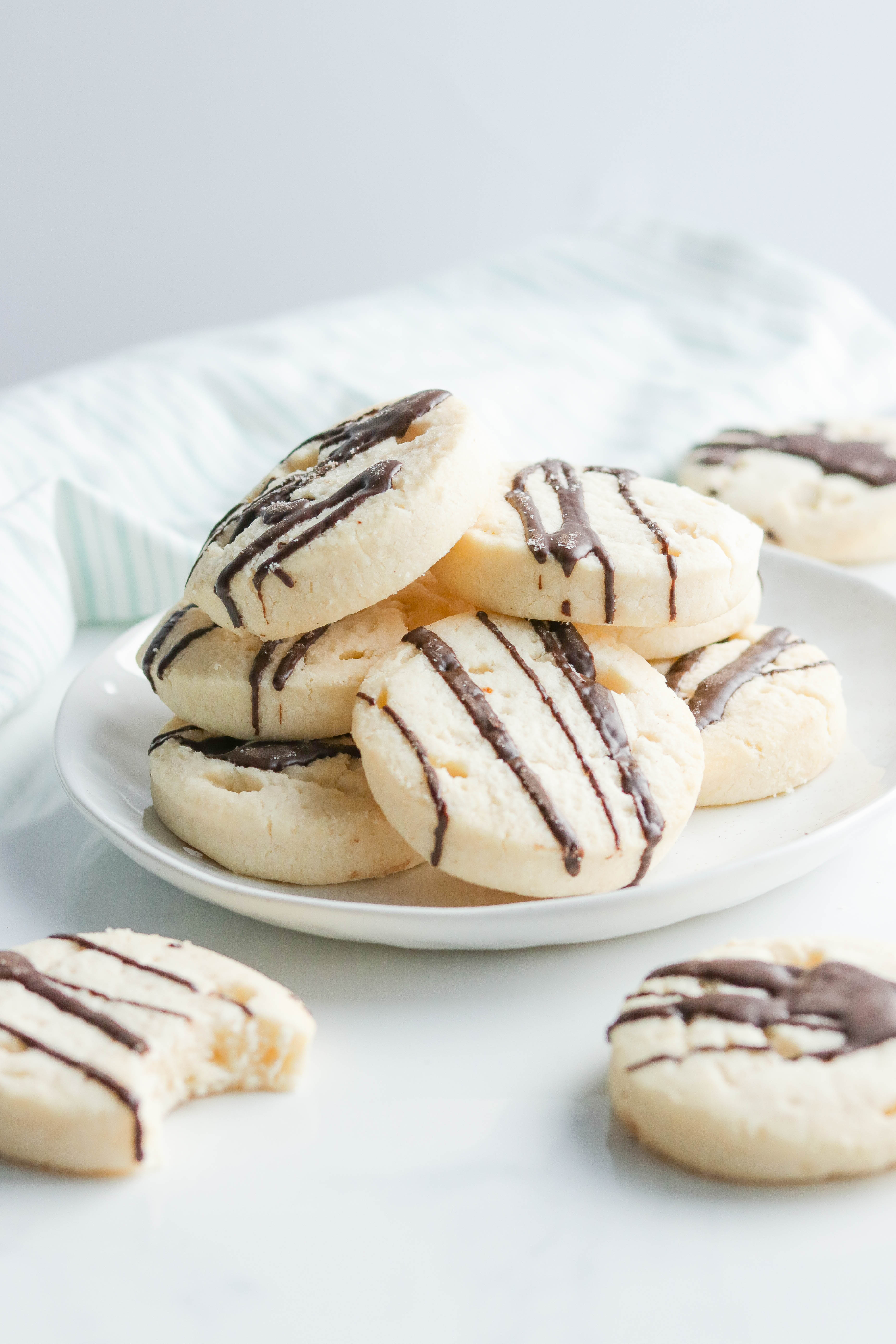 Sugar Free Cookies {Vegan + Gluten Free} || Soft and delicious gluten free and vegan sugar cookies with a dark chocolate drizzle. Taking this holiday cookie to a new healthier level. Quick and easy to make. Please the entire family! #sugarcookies #holidaycookies #christmasbaking #glutenfree #vegan || Nikki's Plate